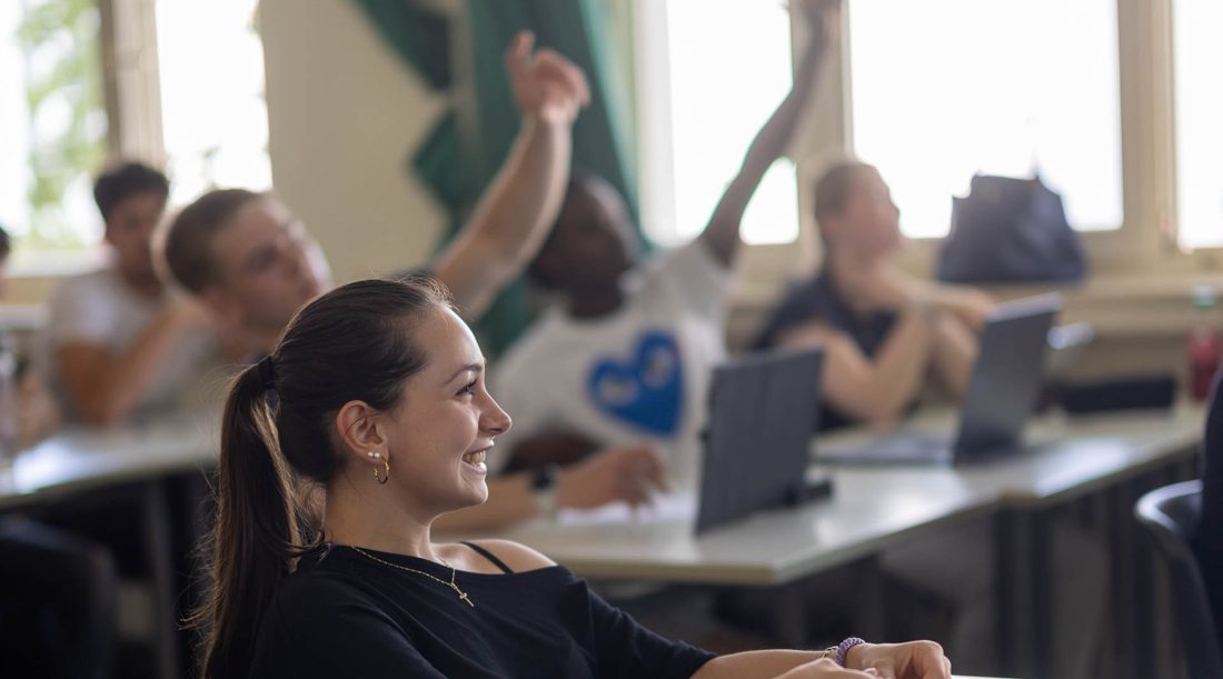 Schüler:innen melden sich im Unterricht
